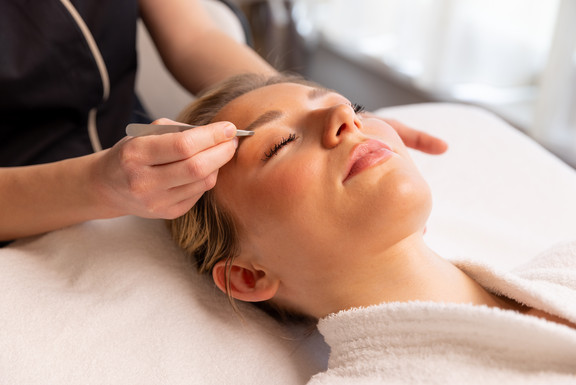 [Translate to English:] Augenbrauen & Wimpernstyling
