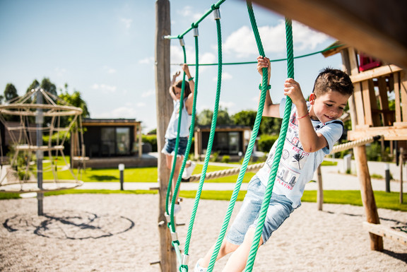 Spielende Kinder am Spielplatz 