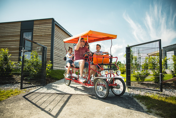 Familie auf dem Fahrrad 