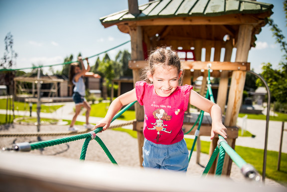 spielende Kinder am Kinderspielplatz