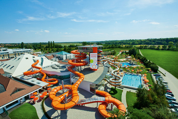 Außenansicht mit Rutsche in der Sonnentherme 