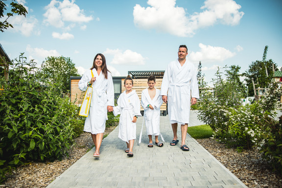 Familie im Bademantel Sonnen Thermen Chalets