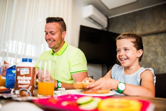 Familie beim Frühstück im Thermen Chalet