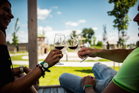 Wein trinkendes Pärchen im Sonnen Thermen Chalet