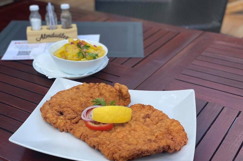 Schnitzel im Sonnen Thermen Chalet